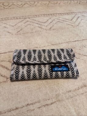 Kavu Black and White Chevron-Style Phone Pouch